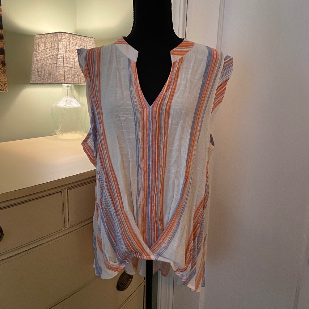 Universal Thread Goods Co - flows top with pretty front detail - Never Worn